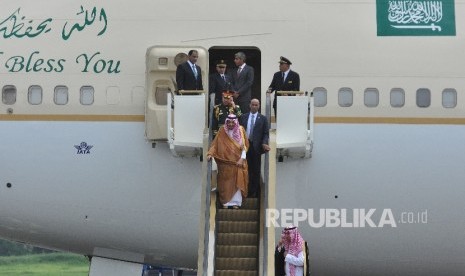  Raja Arab Saudi Salman bin Abdulaziz Al Saud keluar dari pesawat saat mendarat di Bandara Halim Perdanakusuma, Jakarta, Rabu (1/3).