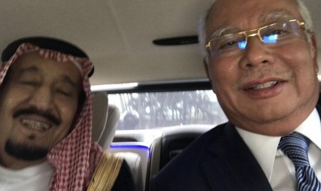 Raja Arab Saudi Salman bin Abdulaziz al-Saud dan Perdana Menteri Malaysia Najib Abdul Razak berswafoto saat berada di Kuala Lumpur, Malaysia.