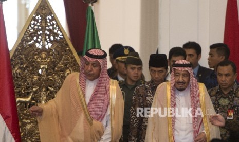 Raja Arab Saudi Salman bin Abdulaziz Al-Saud (kedua kanan) berjalan diikuti Presiden Joko Widodo (ketiga kanan) saat tiba di Istana Merdeka, Jakarta (ilustrasi)