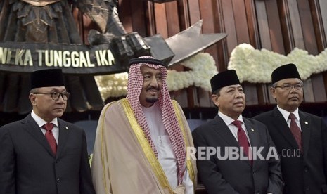 Raja Arab Saudi Salman bin Abdulaziz Al-Saud (kedua kiri) bersama Ketua MPR Zulkifli Hasan (kiri), Ketua DPR Setya Novanto (kedua kanan) dan Ketua DPD Muhammad Saleh berfoto bersama ketika melakukan kunjungan kenegaraan di Ruang Rapat Paripurna I di Gedung