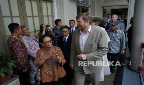 Raja Belanda Willem Alexander (kelima kiri) didampingi Menlu Retno Marsudi (ketiga kiri), Menteri PUPR Basuki Hadimuljono (kanan) dan Rektor UGM Panut Mulyono (keempat kiri) melintasi Balairung UGM saat kunjungan di Universitas Gadjah Mada (UGM) Yogyakarta, Rabu (11/3/2020). (Antara/Andreas Fitri Atmoko)