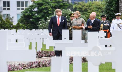 Wakil Ketua MPR Apresiasi Permintaan Maaf Belanda. Foto: Raja Belanda Willem Alexander (kiri) didampingi Ratu Maxima Zorreguieta Cerruti (tengah) berbincang dengan Direktur Oorlogs Graven Stichting (Yayasan Makam Kehormatan Belanda) Robbert Van De Rijdt (kanan) saat berkunjung ke Ereveld Menteng Pulo, Jakarta, Selasa (10/3/2020).(Antara/Hafidz Mubarak)