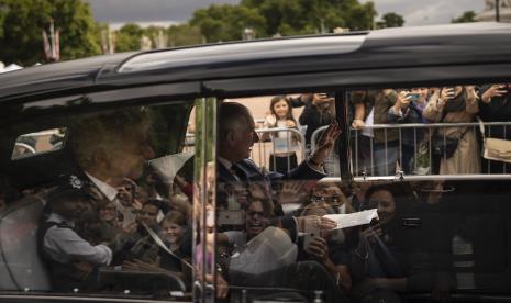  Raja Charles III menyapa para pendukungnya saat ia tiba di Istana Buckingham di London, Sabtu, 10 September 2022. Ratu Elizabeth II, raja terlama yang memerintah Inggris dan batu stabilitas di sebagian besar abad yang bergejolak, meninggal Kamis 8 September 2022 , setelah 70 tahun bertahta. Dia berusia 96 tahun.