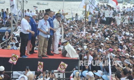 Raja dangdut Rhoma Irama bersama perwakilan Partai Amanat Nasional (PAN) menyapa pendukung dan simpatisan pada Kampanye akbar Calon Presiden nomer urut 02 Prabowo Subianto di Palembang, Sumsel, Selasa (9/4/2019). 