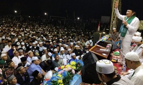 Raja Dangdut Rhoma Irama menemui ribuan penggemarnya di Jember dalam peringatan Maulid Nabi di Lapangan Sukowono, Ahad (3/2).