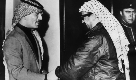 Raja Hussein dari Yordania (kiri) dan Pemimpin Organisasi Pembebasan Palestina (PLO) Yasser Arafat.