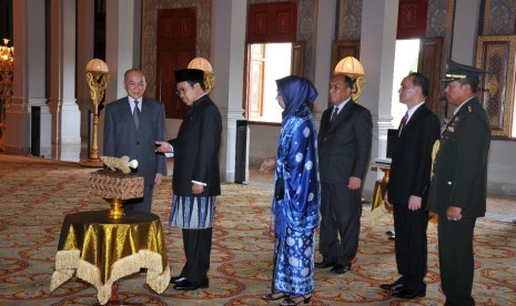 Raja Kamboja, Yang Mulia Preah Bat Samdech Preah Boromneath Norodom Sihamoni, menerima surat-surat kepercayaan dari Duta Besar baru RI untuk Kerajaan Kamboja, Sudirman Haseng, Jumat (25/5) di Royal Palace, Phnom Penh.