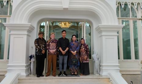 Raja Karaton Sumedang Larang, Lukman Soemadisoeria (kiri), Wali Kota Solo, Gibran Rakabuming (Tengah), dan GKR Paku Buwono (kanan) berfoto di taman Pracima Tuin.