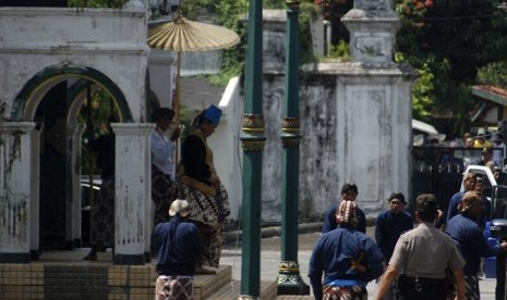 Raja Keraton Ngayogyakarta Hadiningrat, Sri Sultan Hamengku Buwono X (dua kiri) keluar dari Siti Hinggil Keraton Ngayogyakarta seusai mengeluarkan sabda raja atau perintah raja di Siti Hinggil Keraton Ngayogyakarta, Yogyakarta, Senin (5/5).