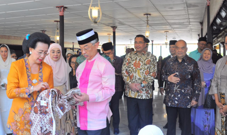  Raja Malaysia Sri Paduka Baginda Yang Dipertuan Agong XVI Sultan Abdullah Ri'ayatauddin Al Mustafa Billah Shah Ibni Almarhum Sultan Haji Ahmad Shah Al-Musta'in Billah bersama Permaisuri Tunku Hajah Azizah Aminah Maimunah Iskandariah berkunjung ke Keraton Yogyakarta, Kamis (28/8) lalu. 