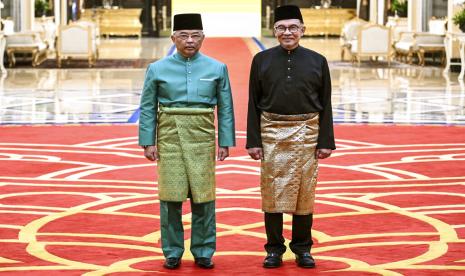  Raja Malaysia Sultan Abdullah Sultan Ahmad Shah (kiri) dan Perdana Menteri yang baru dilantik Anwar Ibrahim berpose setelah upacara pelantikan di Istana Negara di Kuala Lumpur, Malaysia, Kamis, 24 November 2022. Raja Malaysia pada Kamis menunjuk Anwar sebagai pejabat negara perdana menteri, mengakhiri hari-hari ketidakpastian setelah pemilihan umum yang memecah belah menghasilkan Parlemen yang menggantung.