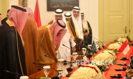 Raja Salman bin Abdul Aziz Al-Saud of Saudi Arabia enter the room for bilateral meeting with President Joko Widodo in Bogor Presidential Palace on Wednesday.