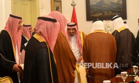 Raja Salman Abin Abdulaziz Al-Saud dari Arab Saudi memasuki ruangan pertemuan bilateral dengan Presiden Joko Widodo saat kunjungan kenegaraan di Istana Bogor, Jawa Barat, Rabu (1/3).