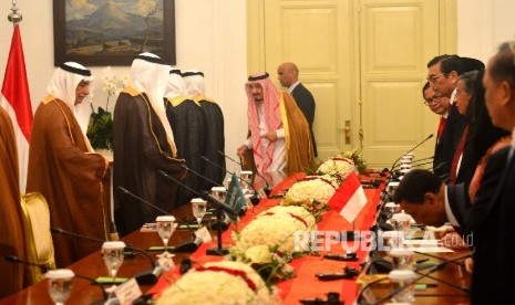 Raja Salman Abin Abdulaziz Al-Saud dari Arab Saudi memasuki ruangan pertemuan bilateral dengan Presiden Joko Widodo saat kunjungan kenegaraan di Istana Bogor, Jawa Barat, Rabu (1/3).