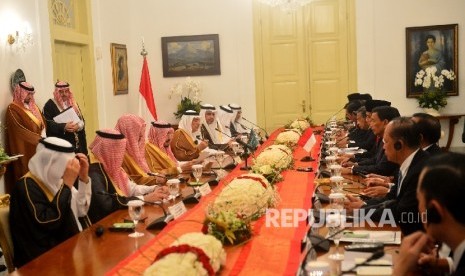 Raja Salman Abin Abdulaziz Al-Saud (kiri tengah) dari Arab Saudi melakukan pertemuan bilateral dengan Presiden Joko Widodo (kanan tengah) saat kunjungan kenegaraan di Istana Bogor, Jawa Barat, Rabu (1/3).