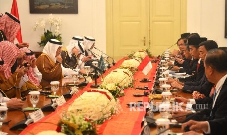 Raja Salman Abin Abdulaziz Al-Saud (kiri tengah) dari Arab Saudi melakukan pertemuan bilateral dengan Presiden Joko Widodo (kanan tengah) saat kunjungan kenegaraan di Istana Bogor, Jawa Barat, Rabu (1/3).