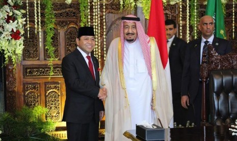 Raja Salman berfoto bersama pimpinan DPR.