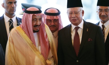 Raja Salman dari Arab Saudi (kiri) bersama Perdana Menteri Malaysia Najib Razak (berpeci, kanan) di Gedung Parlemen di Kuala Lumpur, Malaysia, Ahad, 26 Februari 2017.