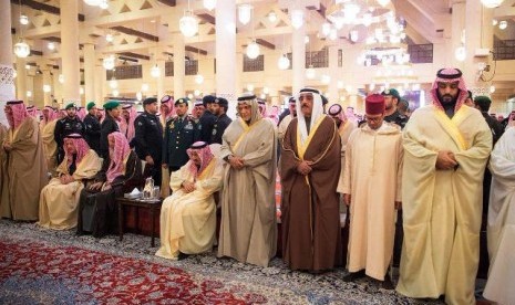 Raja Salman melakukan shalat jenazah Pangeran Talal