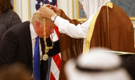 Raja Salman mengalungkan medali Collar of Abdulaziz Al Saud yang merupakan penghargaan warga sipil tertinggi di Arab Saudi kepada Presiden AS Donald Trump di Riyadh, Sabtu (20/5).