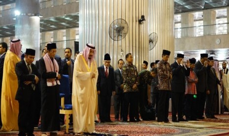 Raja Salman menjalankan shalat tahyatul masjid di Masjid Istiqlal.