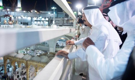  Raja Saudi Salman bin Abdulaziz (kedua dari kanan) mengunjungi lokasi terjungkalnya derek di Masjidil Haram, Mekkah, (12/9).