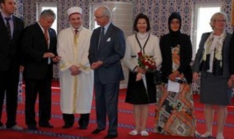 Raja Swedia, Carl XVI Gustaf (keempat dari kiri) berdiri di samping Imam Ergi Ö?çen saat mengunjungi Masjid Akbar Fittja di Stokholm.