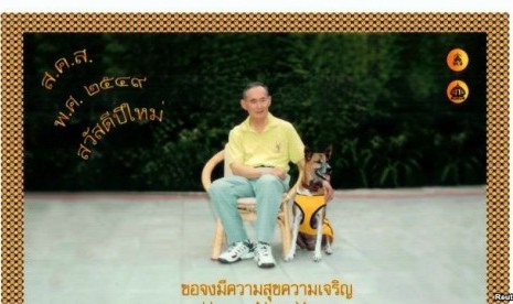 Raja Thailand bersama anjing kesayanganya.