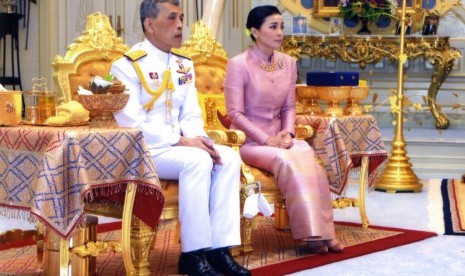 Raja Thailand Maha Vajiralongkorn Bodindradebayavarangkun duduk bersama Ratu Suthida Vajiralongkorn Na Ayudhya di Ampornsan Throne Hall di Bangkok, Thailand, Rabu (1/5).