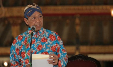 Raja Yogyakarta, Sri Sultan HB X (kiri) saat memberikan Sabda Tama di Keraton Yogyakarta, Kamis (10/5). 