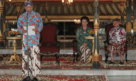 Raja Yogyakarta, Sri Sultan HB X (kiri) saat memberikan Sabda Tama di Keraton Yogyakarta, Kamis (10/5). 