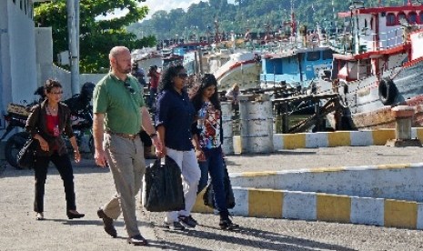   Raji Sukumaran (ketiga kiri), ibu terpidana mati Myuran Sukumaran berjalan menuju perahu compreng saat akan memembesuk di Dermaga Penyeberagan Wijaya Pura, Cilacap, Rabu (18/3).