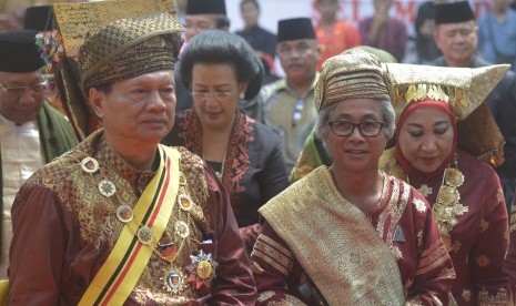 Rajo Alam Minangkabau Sultan Haji Muhammad Taufiq Thaib (kiri).