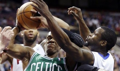 Rajon Rondo (kiri), guard Boston Celtics, berupaya mempertahankan bola dari guard Detroit Pistons, Will Bynum, dalam laga NBA di Auburn Hills, Michigan, Ahad (20/1). 