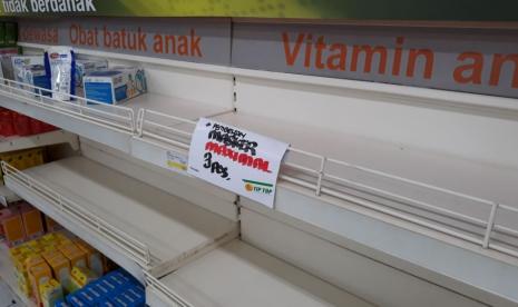 Rak kosong di sebuah toko ritel di Tangerang, Banten, Senin (2/3). Warga melakukan aksi panic buying di tengah kekhawatiran penyebaran virus corona di Indonesia.(Republika/Ani Nursalikah)