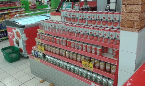 Rak minuman keras di salah satu swalayan di Tangerang Selatan