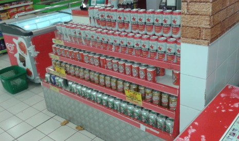 Rak minuman keras di salah satu swalayan