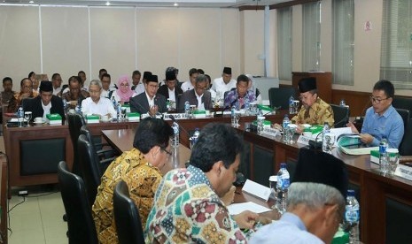 Raker Menteri Agama RI dengan Komite III DPD RI membahas evaluasi penyelenggaraan haji 2017 dan BPJPH. 