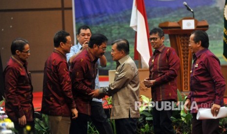 Rakernas APPSI. Wakil Presiden Jusuf Kalla (tengah) bersalaman dengan sejumlah gubernur saat menghadiri rapat kerja nasional (rakernas) Asosiasi Pemerintah Provinsi Seluruh Indonesia (APPSI), di Padang, Sumatera Barat, Kamis (21/2/2019).