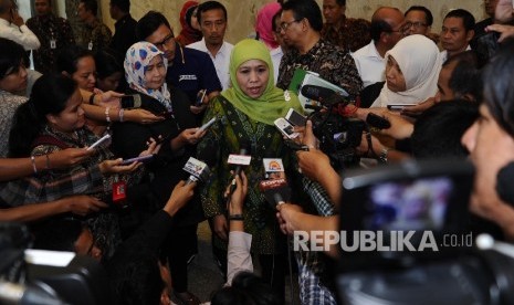 Menteri Sosial Khofifah Indar Parawansa menjawab pertanyaan media saat akan memberi pengarahan pada pembukaan Rakornas Sinkronisasi Data Kemiskinan Tahun 2016 Wilayah Barat di Jakarta, Kamis (11/2).