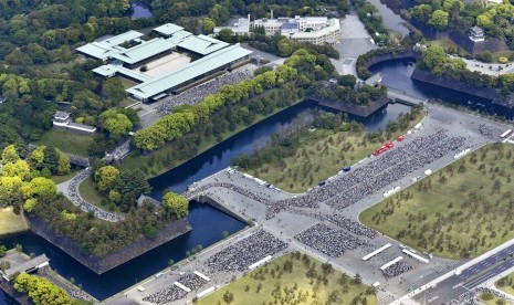 Rakyat Jepang mengantre di Imperial Palace, Tokyo untuk melihat Kaisar baru Naruhito, Sabtu (4/5).