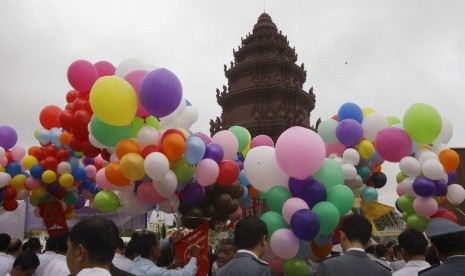 Rakyat Kamboja merayakan 64 tahun kemerdekaan dari Prancis di Phnom Penh, Kamboja, Kamis (9/11).