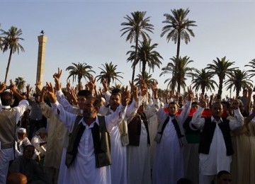 Rakyat Libya berkumpul merayakan Idul Fitri dan kejatuhan rezim Qadafi di Lapangan Hijau, di ibukota Tripoli, Rabu (31/8).