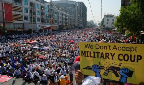 Rakyat Myanmar berkumpul untuk memprotes kudeta militer dan penahanan para pemimpin pro-demokrasi di Mandalay, Myanmar, 22 Februari 2021. AS tengah mengkaji langkah-langkah untuk menekan junta Myanmar.