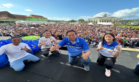 Rakyat Pacitan tumpah ruah dan membludak mengikuti kegiatan Jalan Sehat Bersama Pak SBY, Susilo Bambang Yudhoyono, pada Ahad (17/12/2023) pagi. 