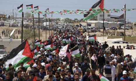 Rakyat Palestina menggelar demonstrasi di perbatasan Israel dengan Jalur Gaza, Rabu (15/5). Palestina memperingati Hari Nakbah ke-71 yang menandai pengusiran massal mereka saat perang Timur Tengah 1948. Demonstrasi terjadi di Tepi Barat dan Jalur Gaza.