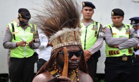 Rakyat Papua Demonstran dari Koalisi Peduli HAM Papua melakukan aksi damai di kawasan Bundaran HI, Jakarta, Senin (15/12).