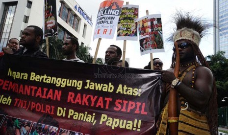 Rakyat Papua Demonstran dari Koalisi Peduli HAM Papua melakukan aksi damai di kawasan Bundaran HI, Jakarta, Senin (15/12).