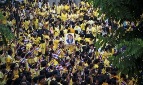 Rakyat Thailand berkumpul sambil mendoakan kesehatan sekaligus merayakan ulang tahun Raja Thailand yang sedang dirawat di RS di Bangkok, Jumat (5/12).