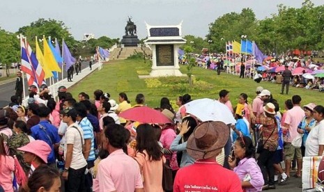 Rakyat Thailand memadati jalan-jalan di Bangkok untuk menyaksikan raja mereka, Bhumibol Adulyadej, yang bepergian pertama kali setelah keluar dari rumah sakit